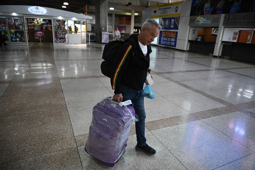 Un migrante venezolano camina a su llegada al Aeropuerto Internacional Simón Bolívar en Maiquetía, estado de La Guaira, Venezuela, el 7 de mayo de 2023.&nbsp;