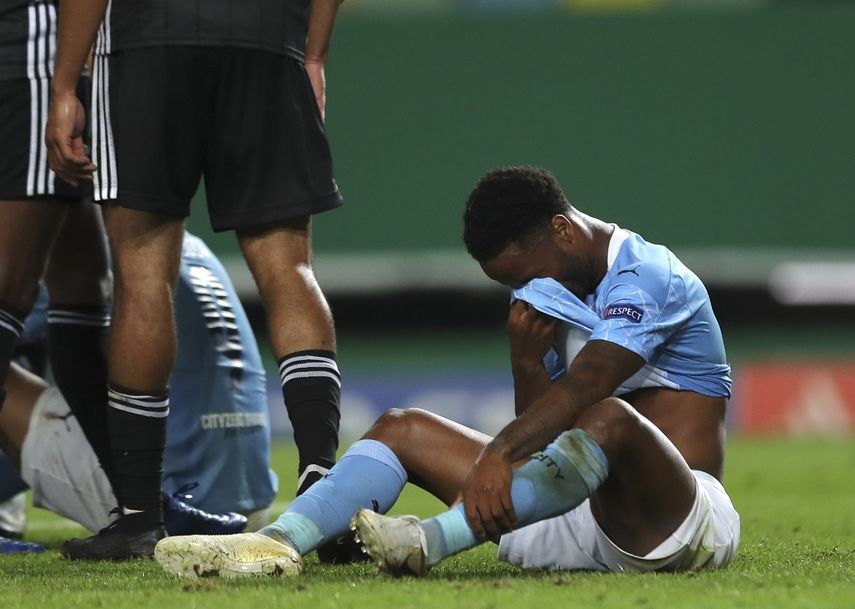 Raheem Sterling, del Manchester City, se lamenta tras la derrota ante el Lyon en los cuartos de final de la Liga de Campeones, el s&aacute;bado 15 de agosto de 2020.