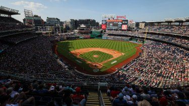 Una visión general de que Mitchell Parker, #70 de los Nacionales de Washington, lanza contra los Medias Rojas de Boston en el Nationals Park el 5 de julio de 2025 en Washington, DC.&nbsp;