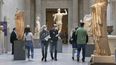 En esta foto de archivo del 10 de marzo de 2020, gente con mascarillas recorre el Museo Metropolitano de Arte de Nueva York. EEUU devuelve a China esculturas incautadas en el museo.