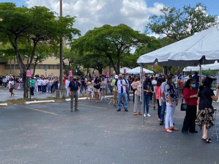 Decenas de ciudadanos peruanos se dieron cita en el Double Tree by Hilton Miami Airport Convention para ejercer su derecho al voto.  