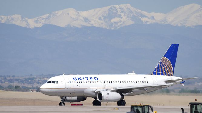 Un avión de pasajeros de United Airlines despega del Aeropuerto Internacional de Denver.