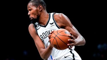 Kevin Durant de los Nets de Brooklyn domina el balón durante el partido de pretemporada contra los 76ers de Filadelfia, el 3 de octubre de 2022.&nbsp;