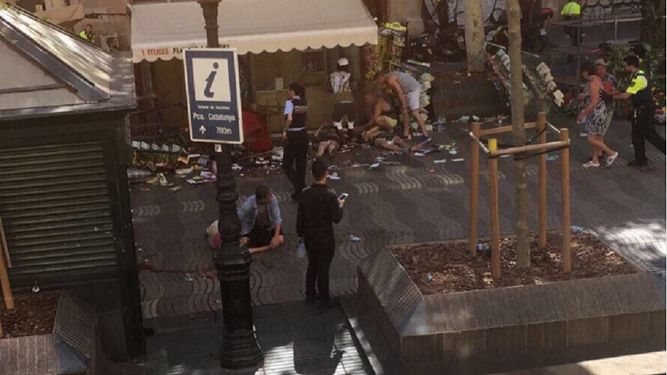 Primeros minutos tras el atentado terrorista en Barcelona.