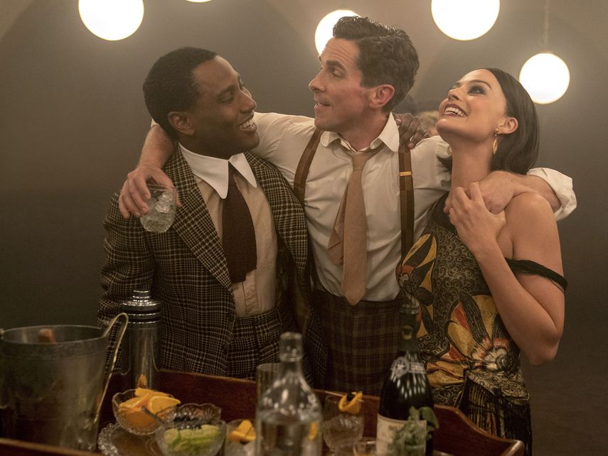 Esta imagen publicada por 20th Century Studios, muestra a John David Washington, Christian Bale y Margot Robbie en una escena de la cinta Amsterdam. Smile opaca a Amsterdam y Lyle, Lyle en la taquilla
