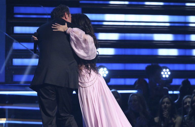 Alejandro Cabello abraza a su hija, Camila Cabello, tras su escucharla interpretar First Man.&nbsp;