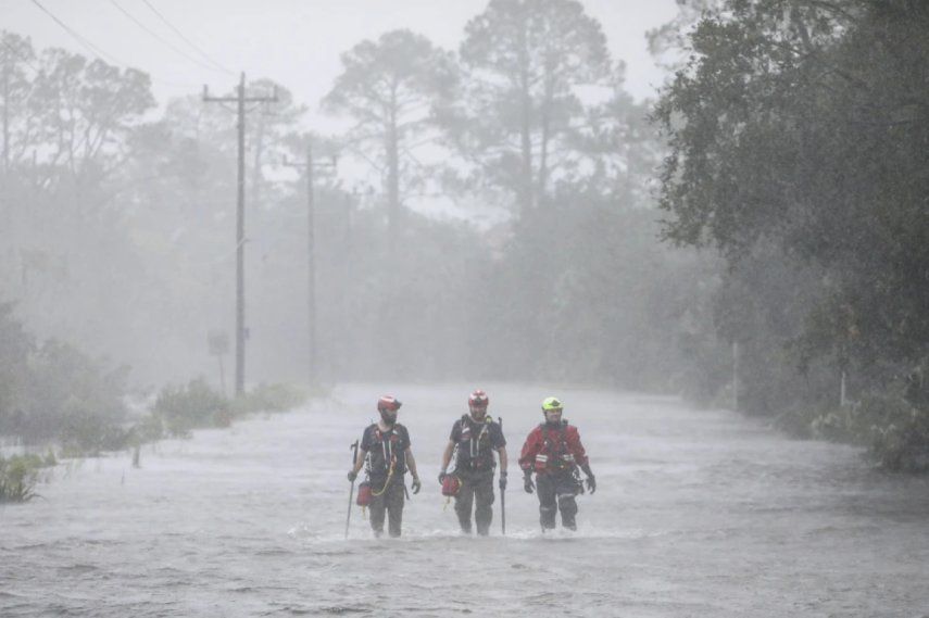 La Niña propicia huracanes pero en 2024 retrasa su llegada. En la foto, Socorristas de Tidewater Disaster Response en una zona inundada en Steinhatchee, Florida, tras el huracán Idalia de 2023&nbsp;