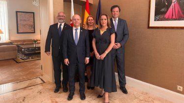 La embajadora Sofía Ruiz del Árbol junto su equipo de trabajo.&nbsp;