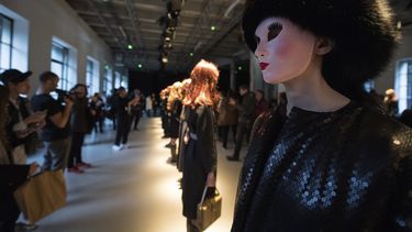 Modelos presentan las creaciones de la diseñadora japonesa Junko Shimada.