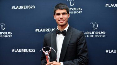 El tenista español Carlos Alcaraz posa con el premio Laureus World Breakthrough of the Year durante la ceremonia de los Laureus World Sports Awards 2023 en París el 8 de mayo de 2023.