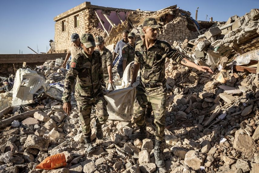 Las Fuerzas Armadas Reales de Marruecos evacúan un cuerpo de una casa destruida en un terremoto en el pueblo de montaña de Tafeghaghte, al suroeste de la ciudad de Marrakech, el 9 de septiembre de 2023.