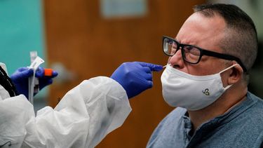 Un empleado médico realiza una prueba de COVID-19.
