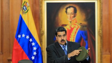 Fotografía cedida por la oficina de prensa de Miraflores, que muestra al presidente de Venezuela, Nicolás Maduro, mientras ofrece un mensaje difundido por radio y televisión.