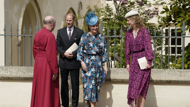 El Príncipe Eduardo de Gran Bretaña, conde de Wessex, junto con Sophie, condesa de Wessex, y Lady Louise Windsor se van después de asistir al servicio Mattins de Pascua en la capilla de San Jorge, Castillo de Windsor el 17 de abril de 2022.
