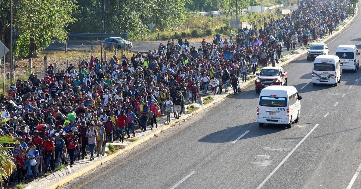 M xico disuelve caravana de miles de migrantes tras acuerdo