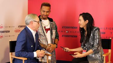 El diseñador y el corredor de autos mientras eran entrevistados.