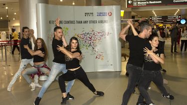 Bailarines de Tango Lovers llevan la danza al aeropuerto internacional de Miami.&nbsp;