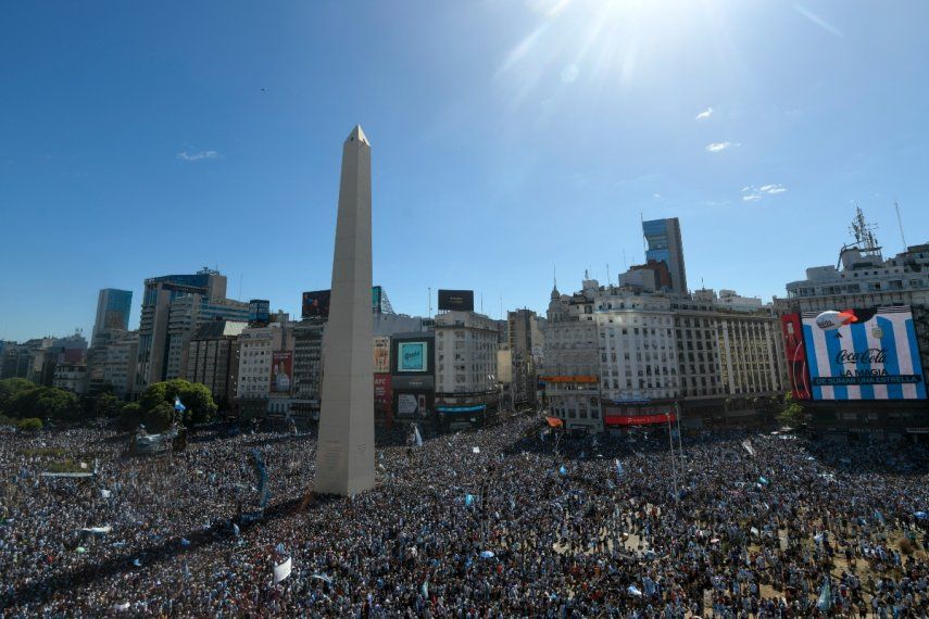 Una multitud rodea el Obelisco de Buenos Aires para recibir a la selección argentina campeona del mundo, el martes 20 de diciembre de 2022&nbsp;