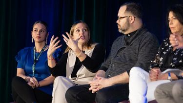 De izquierda a derecha: Jarinette Serrano, desplazada por el huracán María que azotó a Puerto Rico; Betilde Muñoz-Pogossian, directora del Departamento de Inclusión Social de la Organización de Estados Americanos Unidos (OEA); Rev. Dr. José Rodríguez, de la Iglesia Episcopal Cristo Rey en Orlando, y Helena Olea, directora asociada de Programa de Alianza Américas.