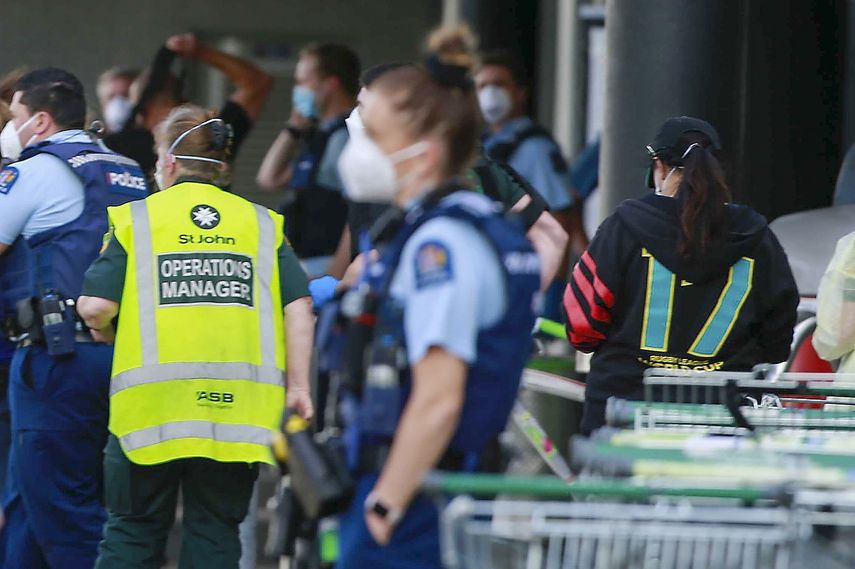 Policías y personal de ambulancias en el escenario de un ataque en el exterior de un supermercado en Auckland, Nueva Zelanda, el 3 de septiembre de 2021.&nbsp;