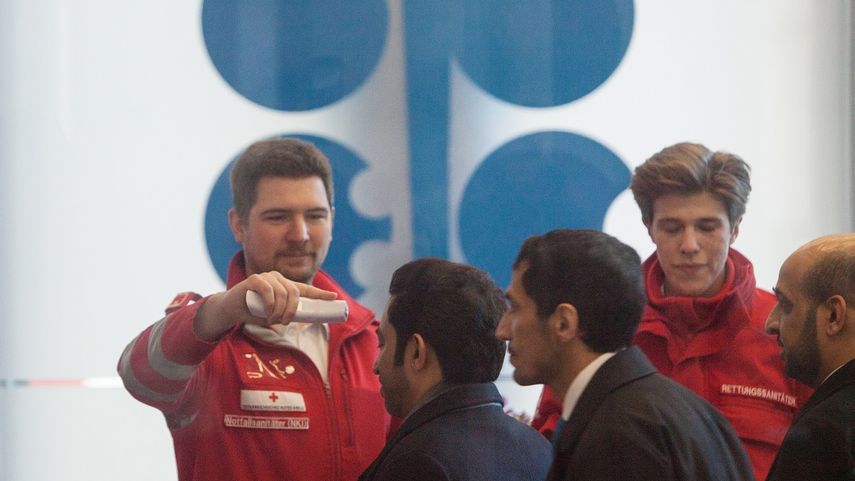 M&eacute;dicos de la Cruz Roja controlan la temperatura a los asistentes a una reuni&oacute;n de la Organizaci&oacute;n de Pa&iacute;ses Exportadores de Petr&oacute;leo, el 5 de marzo de 2020 en Asutria.