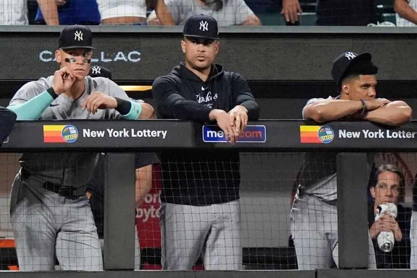 Aaron Judge, Giancarlo Stanton y el dominicano Juan Soto de los Yanquis de Nueva York observan la novena entrada del juego ante los Mets de Nueva York, el 26 de julio del 2024.