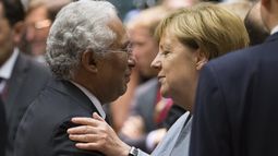 La canciller alemana Angela Merkel saluda al primer ministro portugués Antonio Costa, antes del comienzo de la&nbsp;cumbre&nbsp;del Consejo Europeo en Bruselas.