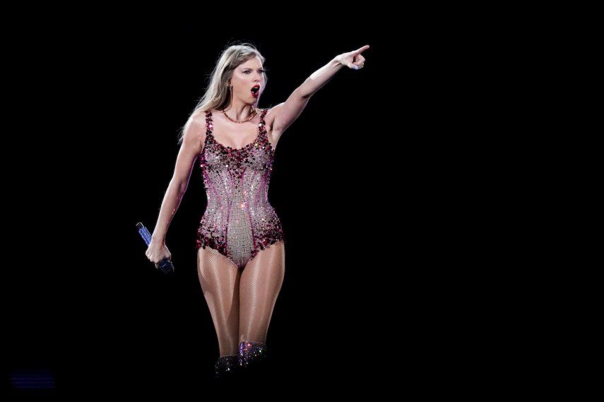Taylor Swift actúa en el estadio Monumental durante un concierto de su gira Eras, en Buenos Aires, Argentina, el 9 de noviembre de 2023.