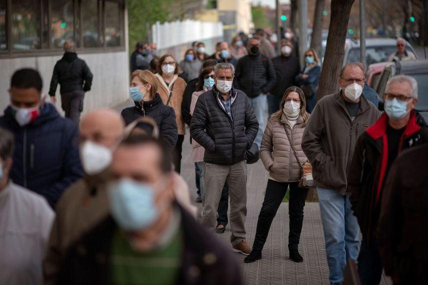 Personas formadas a las afueras de una clínica pública a la espera de recibir una dosis de la vacuna de AstraZeneca contra el coronavirus, el martes 6 de abril de 2021, en Barcelona.&nbsp;