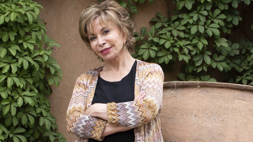 En esta imagen difundida por Random House, Isabel Allende, autora de Largo p&eacute;talo de mar, en Napa, California. El texto se ubica entre los libros m&aacute;s vendidos.&nbsp;&nbsp;