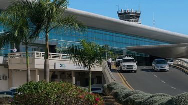 La principal pista de aterrizaje y despegue de vuelos del Aeropuerto Internacional Las Américas, quedó a oscuras luego del incidente que es investigado bajo la Ley de Terrorismo en el país.&nbsp;
