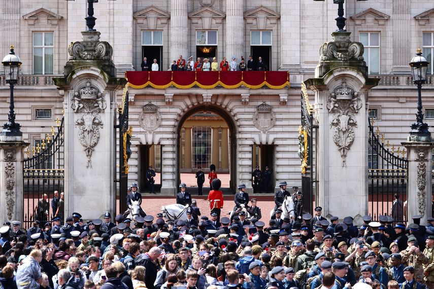 La familia real británica posa en el Balcón del Palacio de Buckingham después de asistir al Desfile del Cumpleaños del Rey Trooping the Colour en Londres el 15 de junio de 2024.