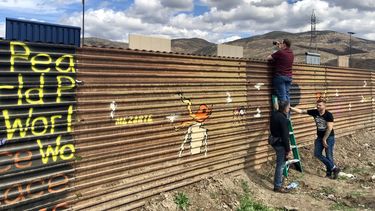 Turistas&nbsp;visitan los&nbsp;prototipos&nbsp;del muro fronterizo, este domingo 11 de marzo en San Diego.