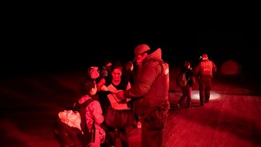 Cientos de migrantes principalmente venezolanos y haitianos ingresan a Chile cruzando ilegalmente la frontera desde Perú a diario.