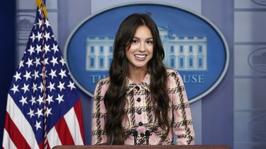 La cantante pop Olivia Rodrigo participa en la conferencia de prensa de la Casa Blanca el miércoles 14 de julio de 2021 en Washington. Rodrigo estaba en la Casa Blaca para filmar un anuncio para promover la vacunación contra el COVID-19 entre los jóvenes.