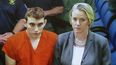 Imagen de archivo de Nikolas Cruz, autor confeso de la masacre de Parkland, junto a la asistente del defensor público Melisa McNeill, un día después de acabar con la vida de 17 personas.
