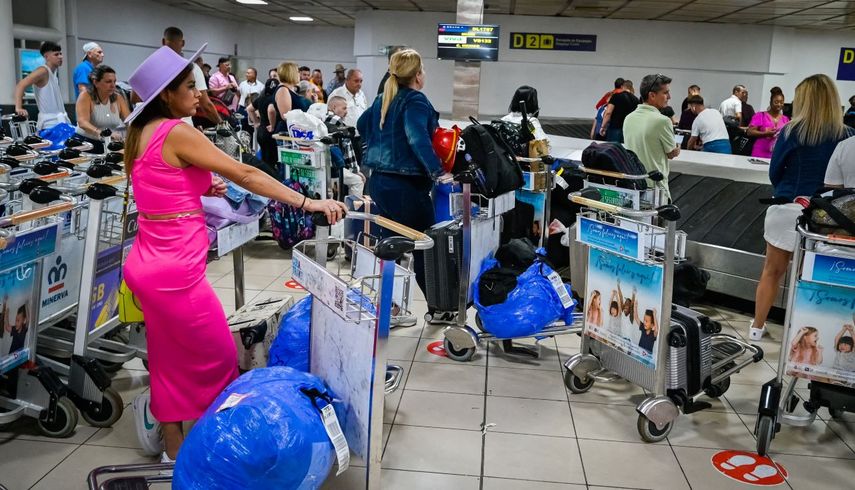 Pasajeros en su mayoría cubanos residentes en el exterior en la sala de espera de equipajes en la terminal 3 del aeropuerto José Martí de La Habana, Cuba.