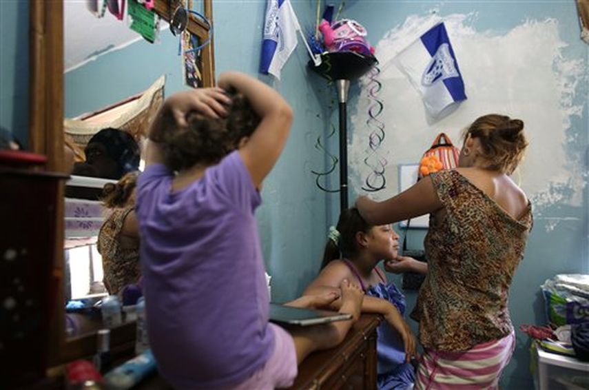 Mientras miles de niños centroamericanos cruzaban la frontera, huyendo de la violencia, buscando a sus familias y una nueva vida en Estados Unidos, esta familia pudo reencontrarse. (Foto: AP)