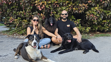 La fotógrafa venezolana Erika Pérez Roa y el entrenador canino Diego Figueroa.