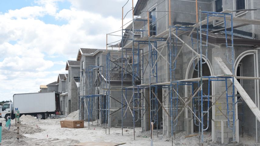 Vista de un &aacute;rea de construcci&oacute;n de viviendas en un sector de la ciudad de Hialeah, en el sur de Florida.