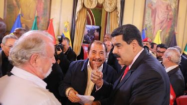 El brasileño João Pedro Stedile rodeado de Raúl Castro, Daniel Ortega y Nicolás Maduro el 05MAR17 en Caracas.&nbsp;