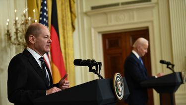 El presidente de los Estados Unidos, Joe Biden (derecha), escucha al canciller alemán Olaf Scholz hablar durante una conferencia de prensa conjunta en el Salón Este de la Casa Blanca en Washington, DC, el 7 de febrero de 2022. &nbsp; &nbsp;