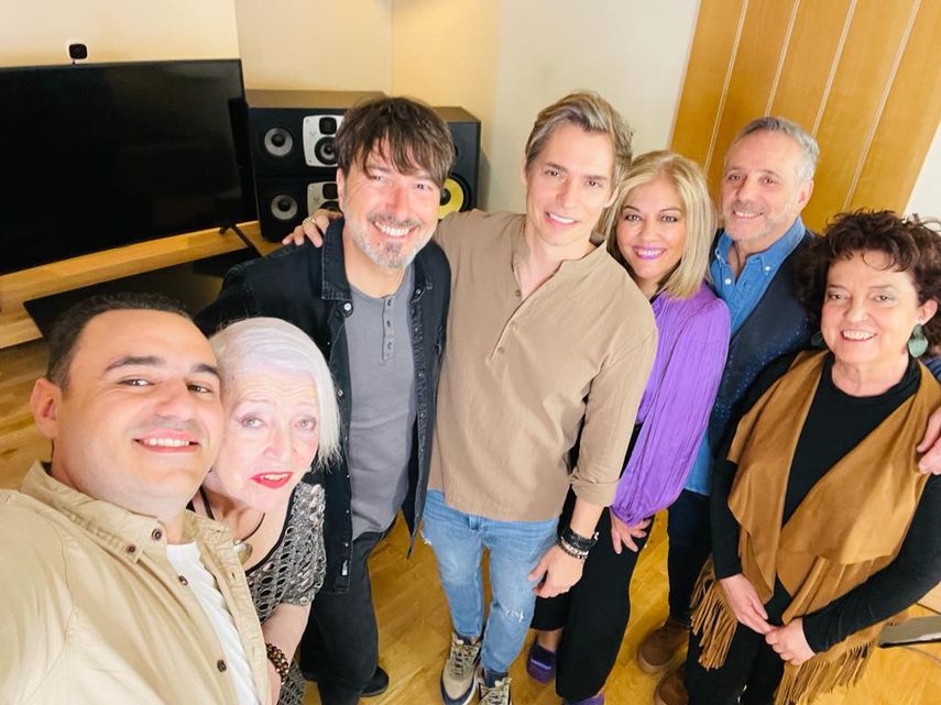 Mocedades y Carlos Baute interpreten el tema Venezuela.