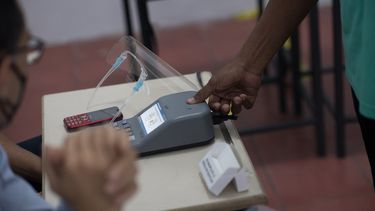 El testigo verifica la asistencia del elector al centro electoral y marca de su huella.&nbsp;