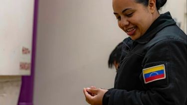 La suboficial de aviación de primera clase, Alix Marcano, porta orgullosamente la bandera venezolana en su uniforme