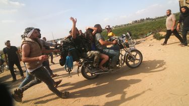 Milicianos trasladan en una motocicleta a la civil israelí Noa Argamani, que fue tomada como rehén, en el sur de Israel, el 7 de octubre de 2023.&nbsp;