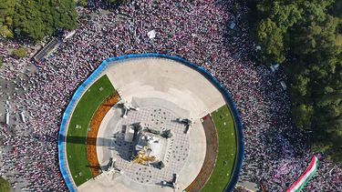 Personas se congregan para una marcha en contra de los intentos del presidente mexicano Andrés Manuel López Obrador de reformar el Instituto Nacional Electoral, en Ciudad de México, el 13 de noviembre del 2022.