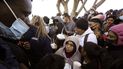 Solicitantes de asilo reciben alimentos mientras esperan noticias sobre las políticas migratorias de EEUU desde la ciudad mexicana de Tijuana. 