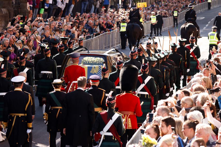 El Príncipe Andrés de Gran Bretaña, el Duque de York, la Princesa Ana de Gran Bretaña, la Princesa Real y el Rey Carlos III de Gran Bretaña (ocultos) caminan detrás de la procesión del ataúd de la Reina Isabel II, desde el Palacio de Holyroodhouse hasta la Catedral de St Giles, en la Royal Mile el 12 de septiembre.&nbsp;
