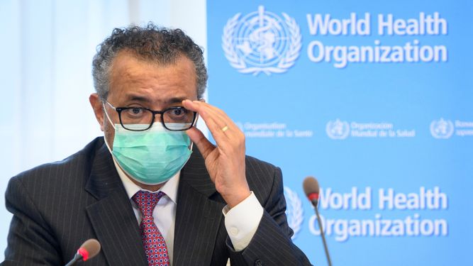 En esta foto de archivo del 24 de mayo de 2021, el director general de la Organización Mundial de la Salud (OMS), Tedros Adhanom Ghebreyesus, habla en la sede de la OMS en Ginebra. La OMS informó el miércoles 14 de julio de 2021 que hubo 3 millones de casos nuevos de COVID-19 en el mundo la semana anterior.